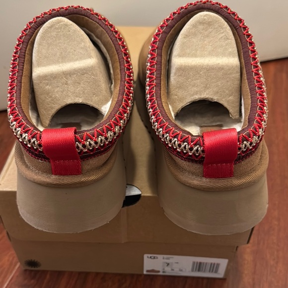 UGG Tazz Platform Slip-On Slippers with Red Trim, size 7 - Picture 2 of 6